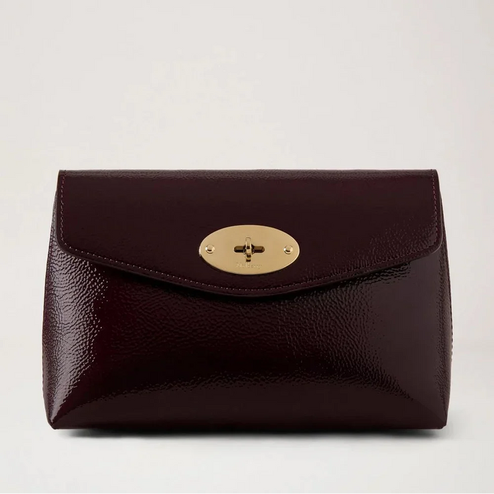 Mulberry Darley Kosmetiktasche Deep Aubergine Patent zeigt eine glänzende, dunkelviolette Kosmetiktasche mit goldener Schnalle. Modell RL8932737V697.