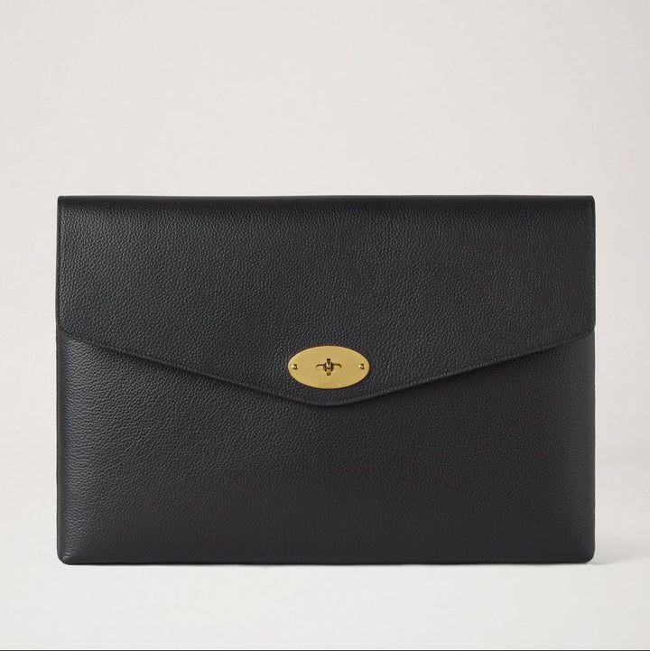 Mulberry Darley Die Envelope Pouch Black Small Classic Grain zeigt eine elegante schwarze Lederbrieftasche in Briefumschlagform mit goldfarbenem Verschluss. Modell RL8868205A100