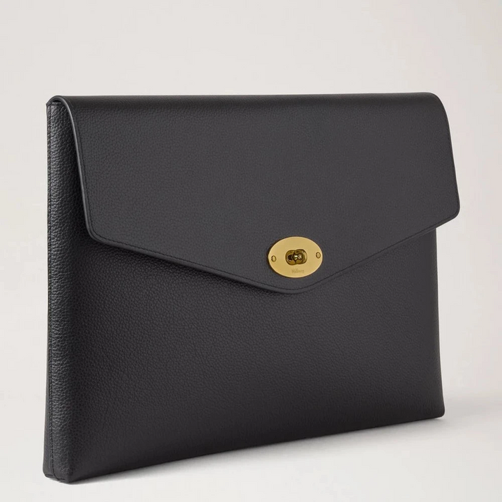 Mulberry Darley Envelope Pouch Black Small Classic Grain zeigt eine schwarze Umschlagtasche aus Leder mit goldenen Details, Modell RL8868205A100.