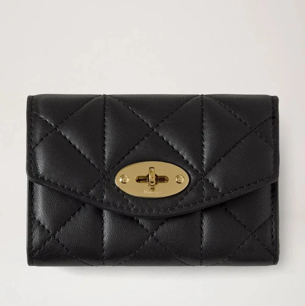 Mulberry Darley Gefaltetes Multi-Card-Portemonnaie Schwarz gesteppt aus schwarzem Leder mit goldener Schnalle, Modell RL8896676A100.