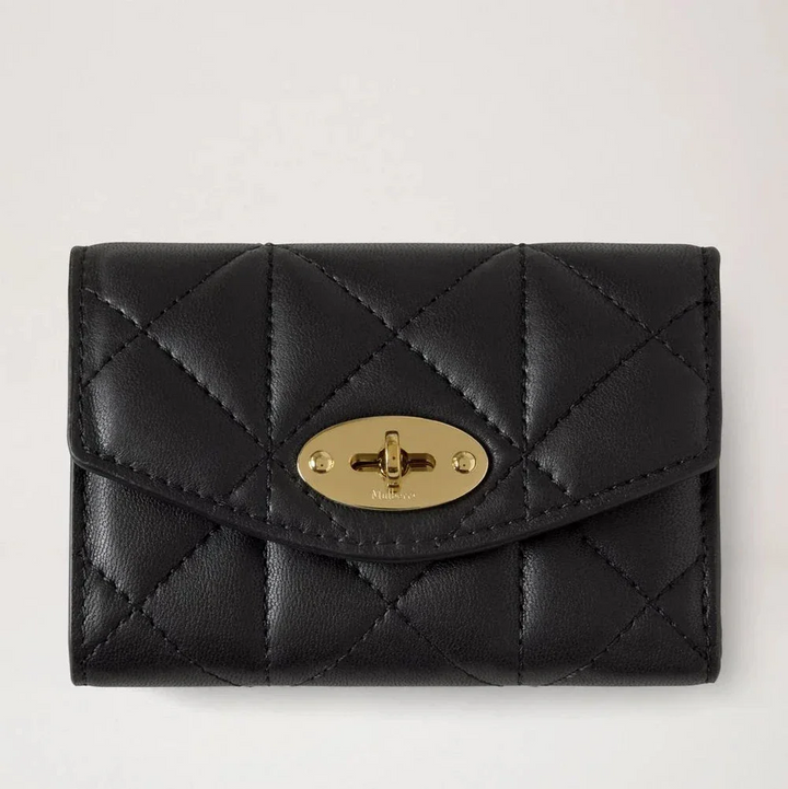 Mulberry Darley Gefaltetes Multi-Card-Portemonnaie Schwarz gesteppt aus schwarzem Leder mit goldener Schnalle, Modell RL8896676A100.