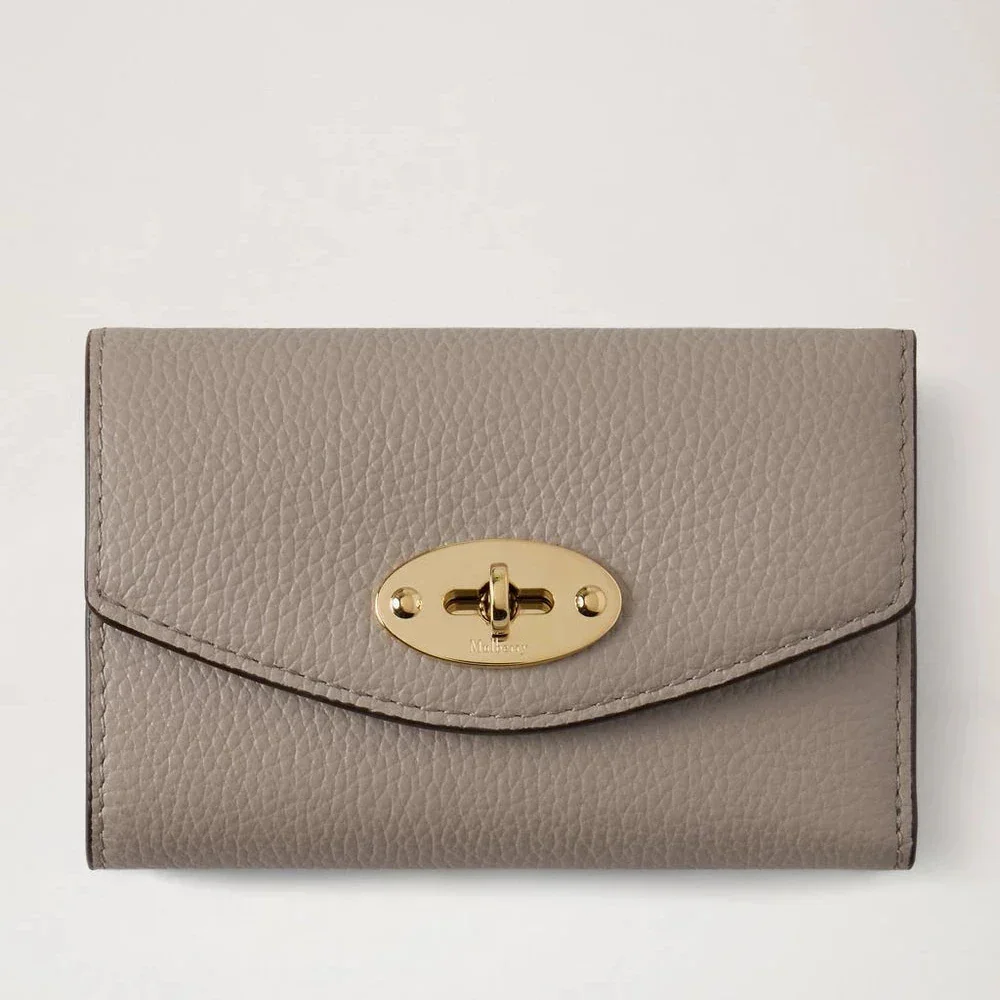 Mulberry Darley Gefaltetes Multi-Card-Portemonnaie Cashmere Taupe Small Classic Grain aus taupefarbenem Leder mit goldfarbenem Verschluss. Modell RL6665205F924.