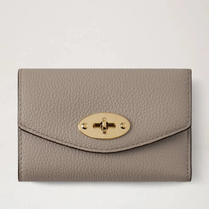 Mulberry Darley Gefaltetes Multi-Card-Portemonnaie Cashmere Taupe Small Classic Grain aus taupefarbenem Leder mit goldfarbenem Verschluss. Modell RL6665205F924.