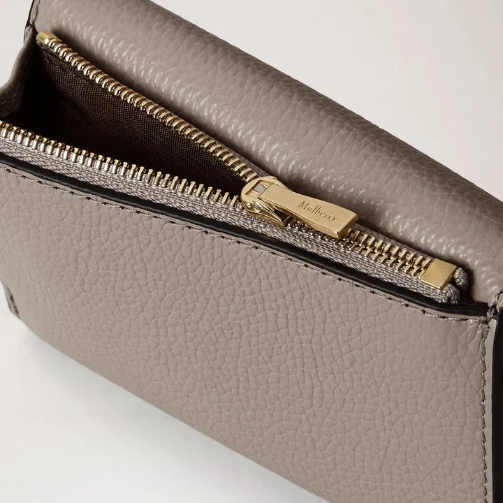 Mulberry Darley Gefaltete Geldbörse für mehrere Karten, Kaschmir, Taupe, kleine klassische Narbung mit freiliegendem Goldreißverschluss, Detailansicht der Lederstruktur, Modell RL6665205F924