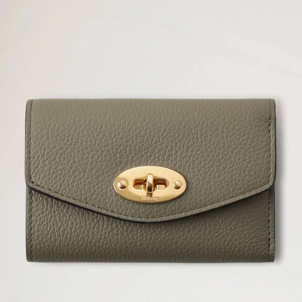 Mulberry Darley Das gefaltete Multi-Card-Portemonnaie in Leinengrün zeigt ein grünes Lederportemonnaie mit goldener Schnalle, Modell RL6665205R563