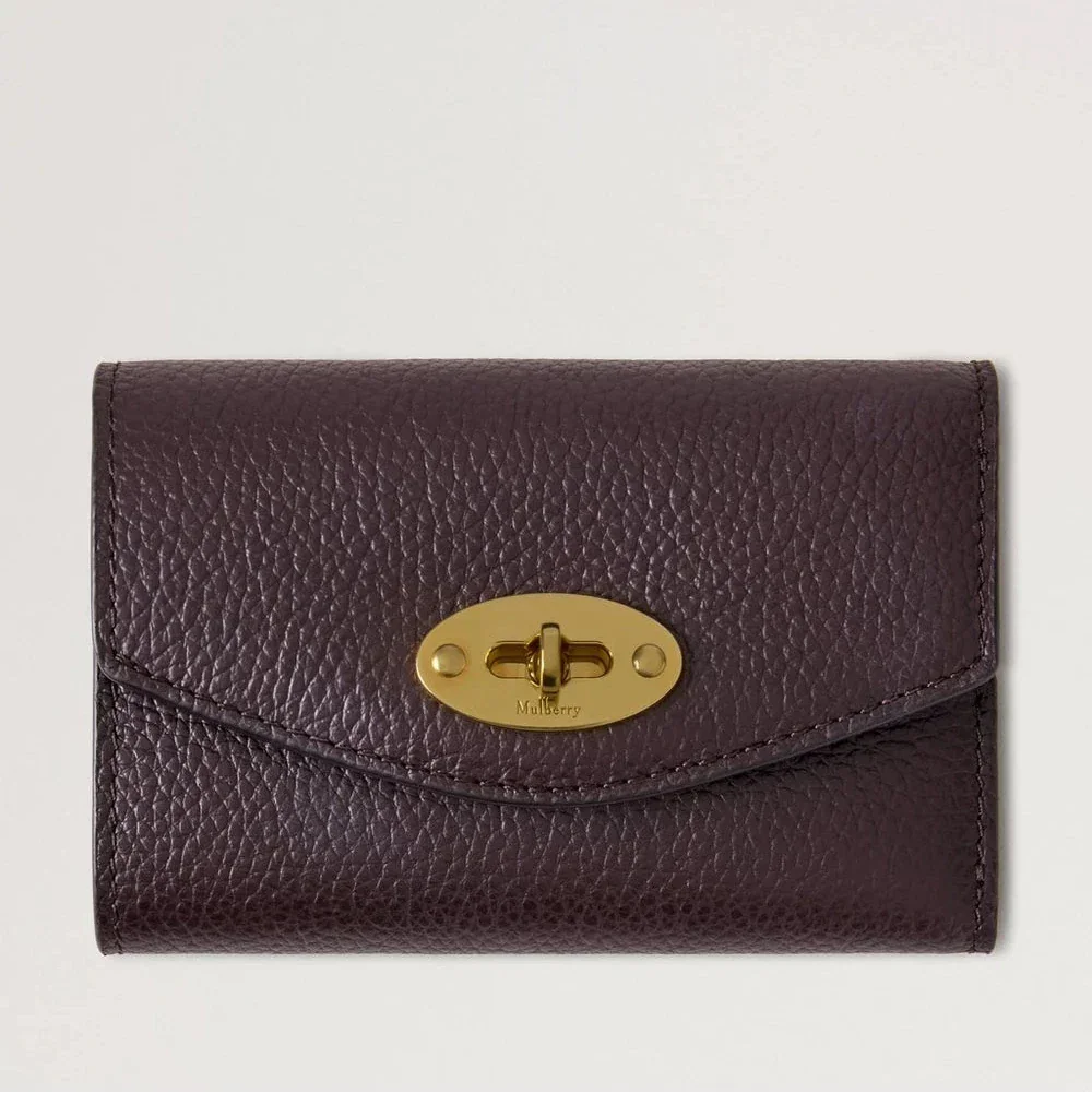 Mulberry Darley Das Folded Multicard Wallet Small Classic Grain Ebony zeigt ein kleines braunes Portemonnaie aus geprägtem Leder mit goldenem Drehverschluss. Modell RL6665205A110