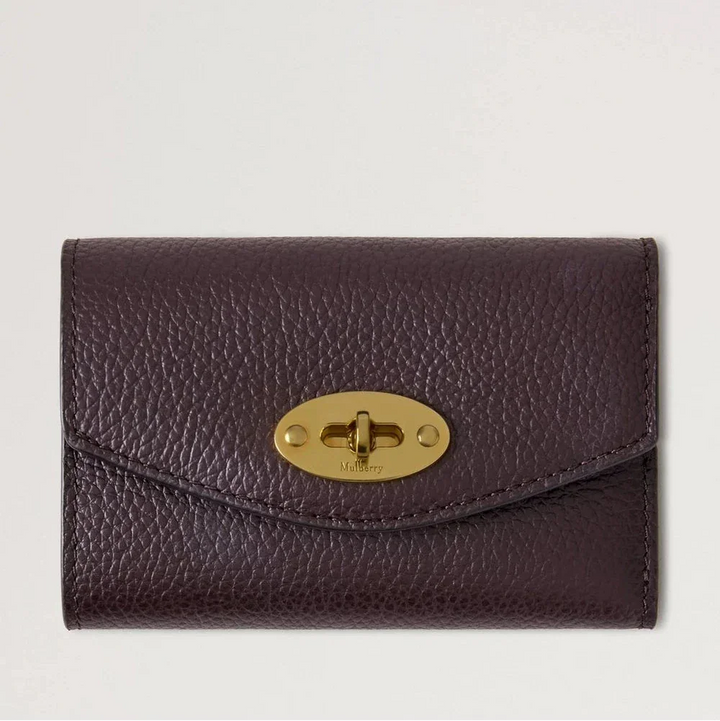 Mulberry Darley Das Folded Multicard Wallet Small Classic Grain Ebony zeigt ein kleines braunes Portemonnaie aus geprägtem Leder mit goldenem Drehverschluss. Modell RL6665205A110