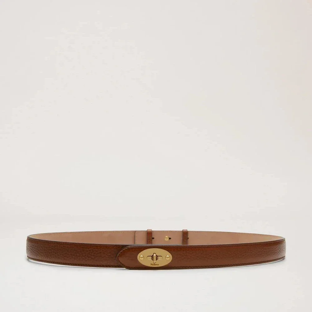 Mulberry Darley Dünner Gürtel aus braunem Leder mit goldfarbener Schnalle, dargestellt auf weißem Hintergrund. Modell ML4850346G110