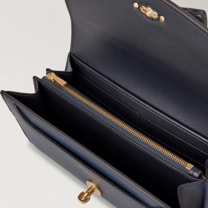 Mulberry Darley Die Geldbörse Micro Classic Grain Night Sky zeigt eine offene Geldbörse aus dunkelblauem Leder mit goldenem Reißverschluss und Platz für Karten, Modell RL7816587U888.