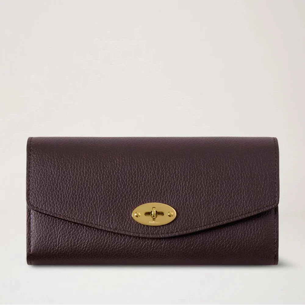Mulberry Darley Die Wallet Small Classic Grain Ebony besteht aus einer braunen Geldbörse aus geprägtem Leder mit einer goldfarbenen Schnalle. Modell RL4868205A110