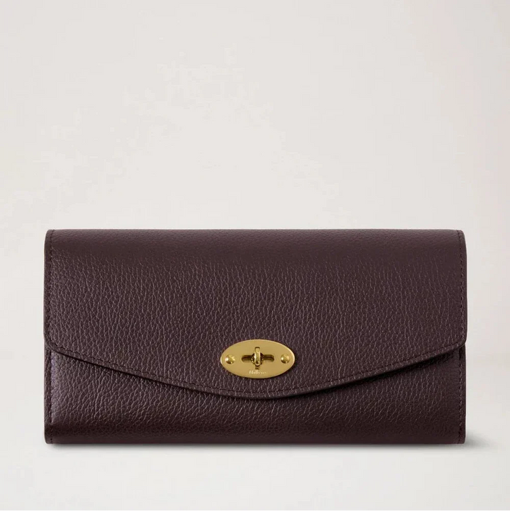 Mulberry Darley Die Wallet Small Classic Grain Ebony besteht aus einer braunen Geldbörse aus geprägtem Leder mit einer goldfarbenen Schnalle. Modell RL4868205A110