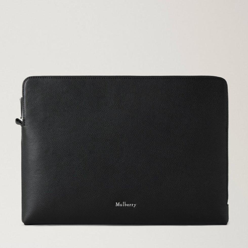 Mulberry Das Farringdon Tech Folio Small Pebble Grain präsentiert eine elegante schwarze Mappe aus genarbtem Leder. Modell RL8272645A100.