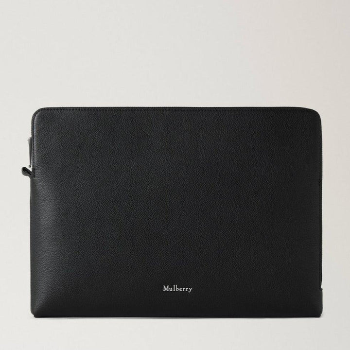 Mulberry Das Farringdon Tech Folio Small Pebble Grain präsentiert eine elegante schwarze Mappe aus genarbtem Leder. Modell RL8272645A100.
