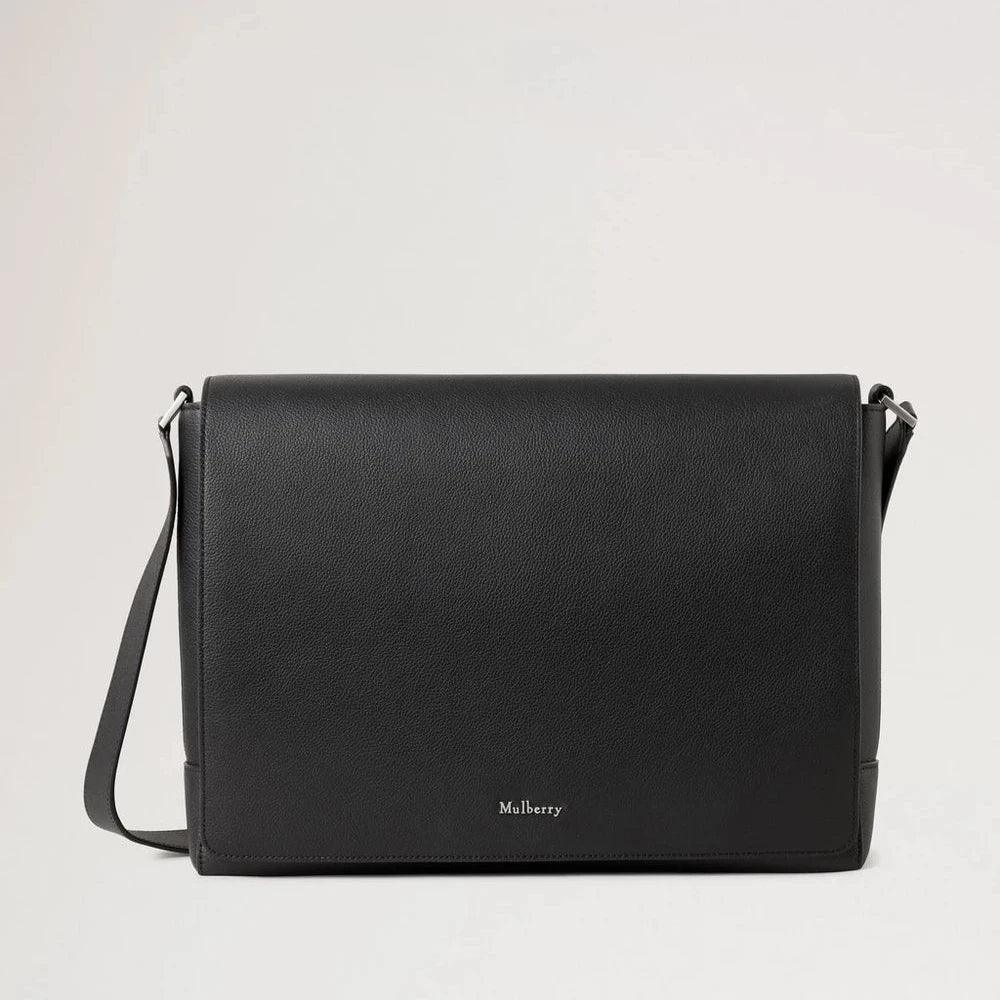 Mulberry Ferringdon Messenger Black Small Pebble Grain zeigt eine elegante schwarze Messenger-Tasche aus Glattleder mit verstellbarem Riemen. Modell HH9505645A100