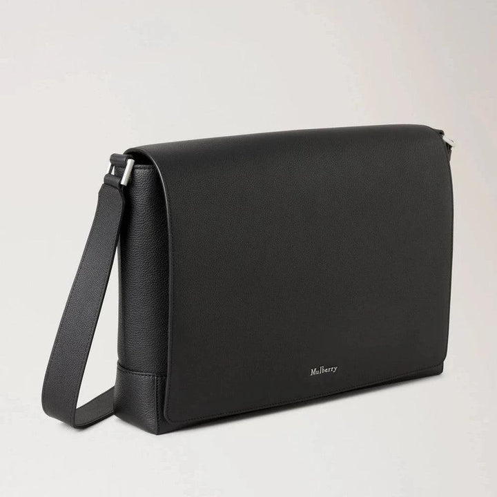 Mulberry Farringdon Messenger Black Small Pebble Grain zeigt eine Umhängetasche aus schwarzem Leder mit verstellbarem Riemen. Modell hh9505645a100