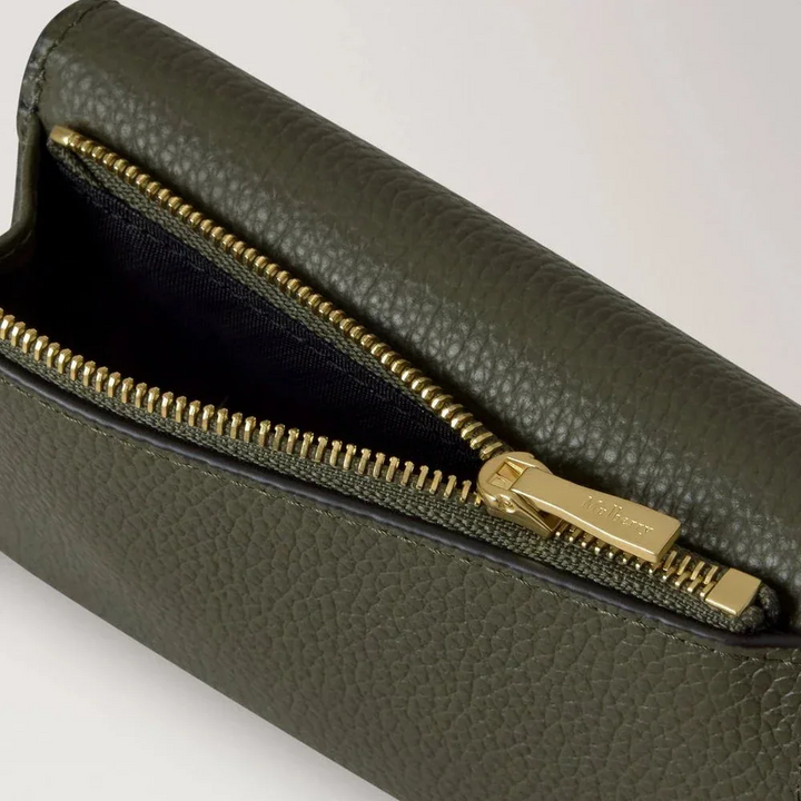 Mulberry Gefaltetes Multi-Card-Portemonnaie in Wacholdergrün, kleines klassisches genarbtes Leder, Nahaufnahme von Reißverschluss und Struktur.