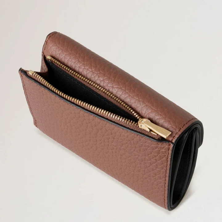 Mulberry Das gefaltete Multicard-Portemonnaie Bright Oak zeigt ein braunes Lederportemonnaie mit goldenem Reißverschluss. Modell RL6660736G222