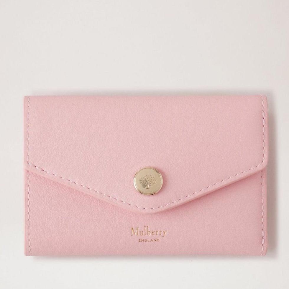 Mulberry Das gefaltete Multicard-Portemonnaie Micro Classic Grain Powder Rose ist ein kompaktes, rosafarbenes Lederportemonnaie mit goldenem Knopf. Modell RL7841587J999