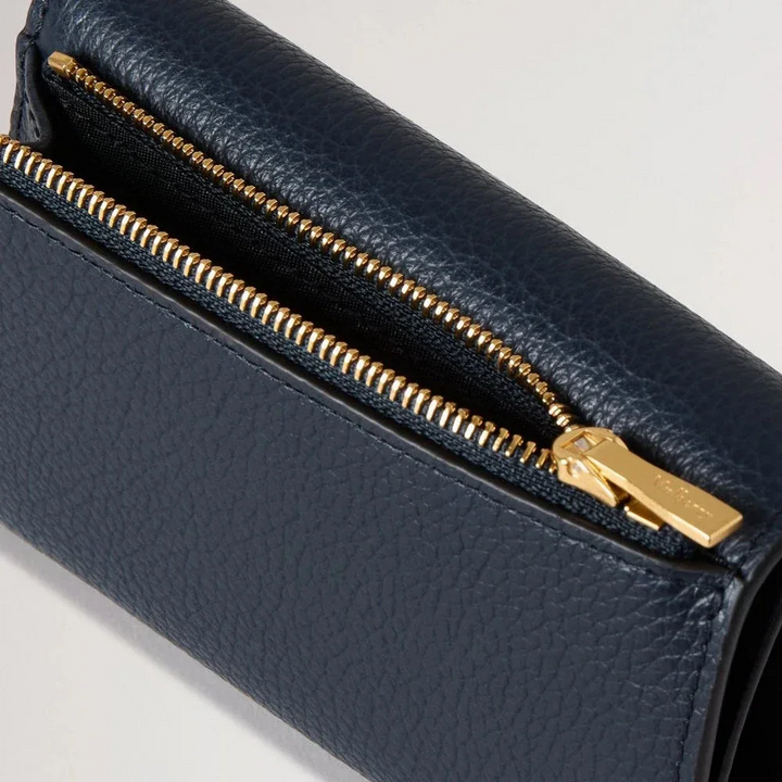 Mulberry Das gefaltete Multicard-Portemonnaie Night Sky verfügt über ein dunkelblaues Lederdetail und einen goldenen Reißverschluss.