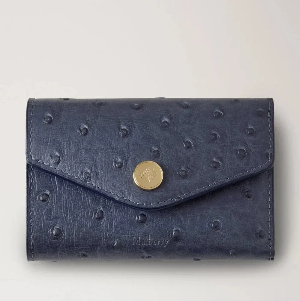 Mulberry Das gefaltete Multicard-Portemonnaie Ostrich Stormy Blue zeigt ein exklusives Portemonnaie aus blau gepunktetem Leder mit Messingverschluss. Modell RL8946738U918.