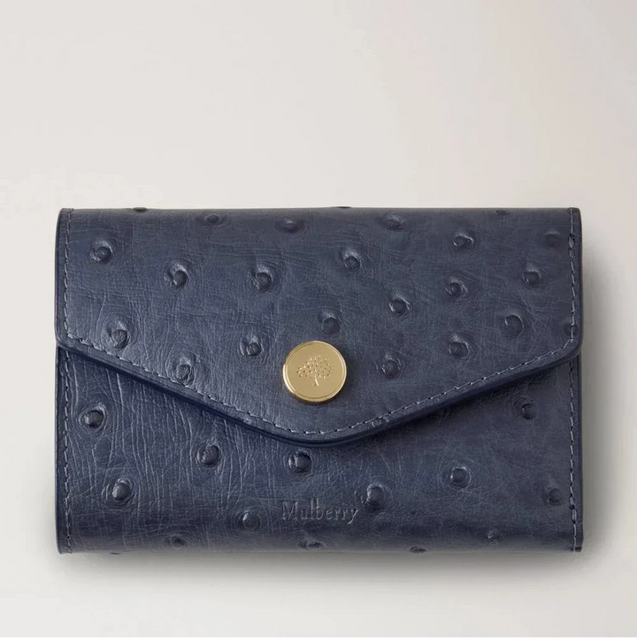 Mulberry Das gefaltete Multicard-Portemonnaie Ostrich Stormy Blue zeigt ein exklusives Portemonnaie aus blau gepunktetem Leder mit Messingverschluss. Modell RL8946738U918.