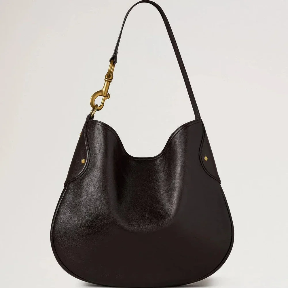 Mulberry Hackney Shoulder Bag Ebony Shiny Buffalo präsentiert eine elegante dunkle Umhängetasche aus glänzendem Leder mit goldenen Details. Modell hh9963726a110