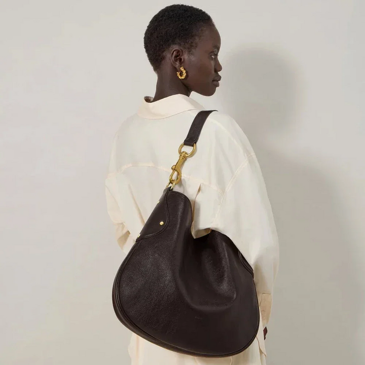 Mulberry Hackney Schultertasche Ebony Shiny Buffalo über der Schulter getragen abgebildet, dunkelbraune Ledertasche, Modell hh9963726a110