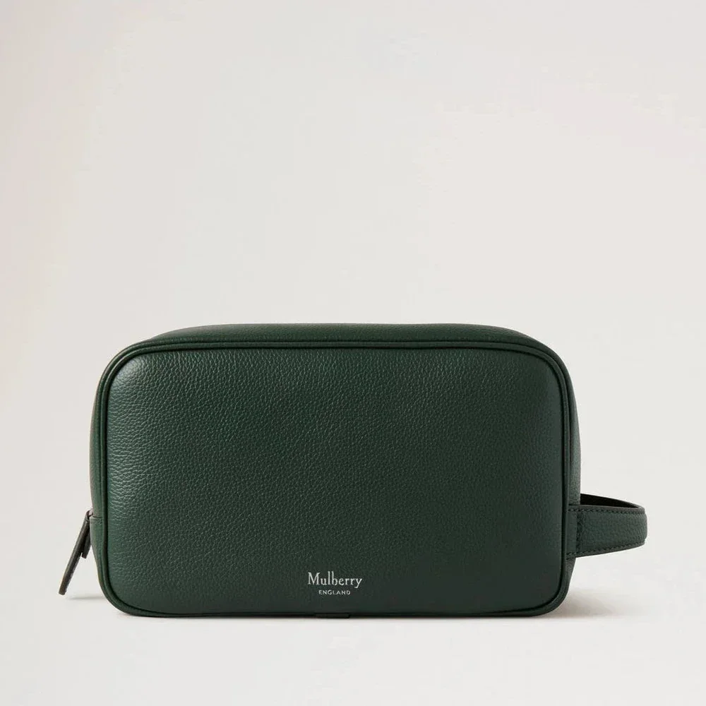 Mulberry Heritage Wash Case aus dunkelgrünem Leder mit dezentem Logo auf der Vorderseite. Modell RL8176/205Q633