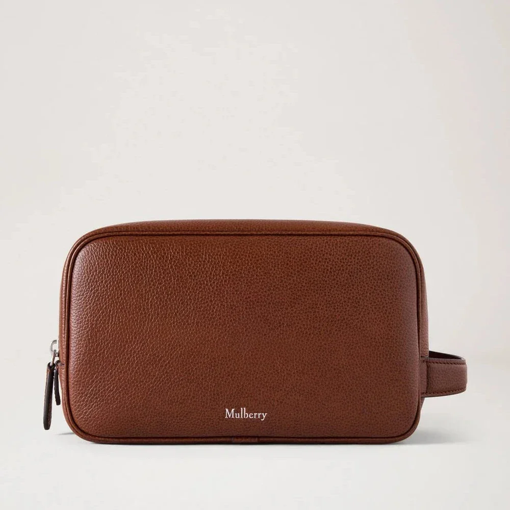 Mulberry Heritage Wash Case Two Tone Oak zeigt einen braunen Kulturbeutel aus Glattleder mit dezentem Logo, Modell RL8911552G110.
