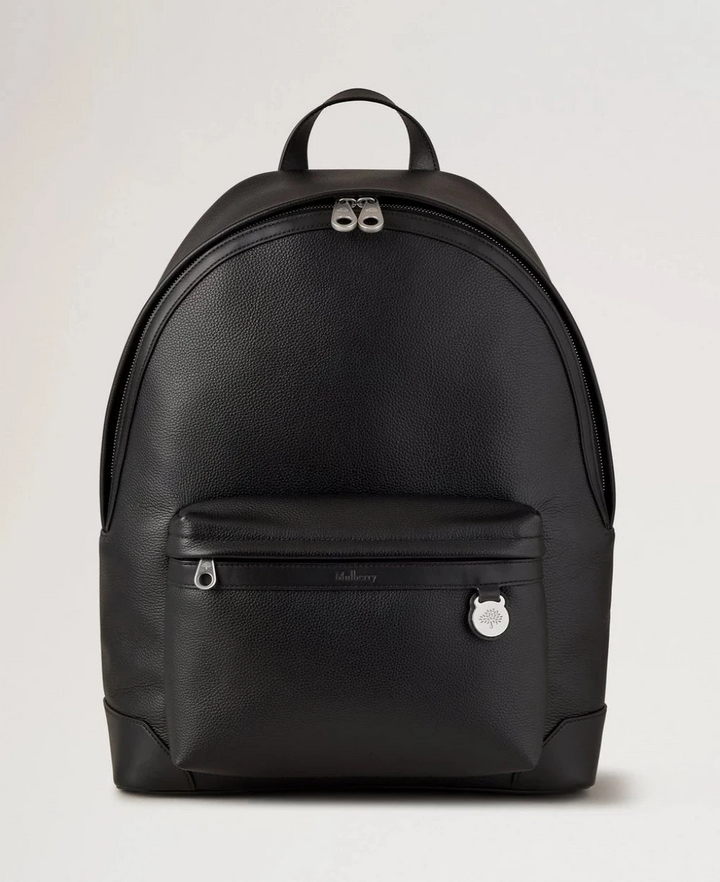Mulberry Heritage Zipped Backpack Black Small Classic Grain zeigt einen schwarzen Lederrucksack mit silbernen Reißverschlüssen. Modell HH9925205A100