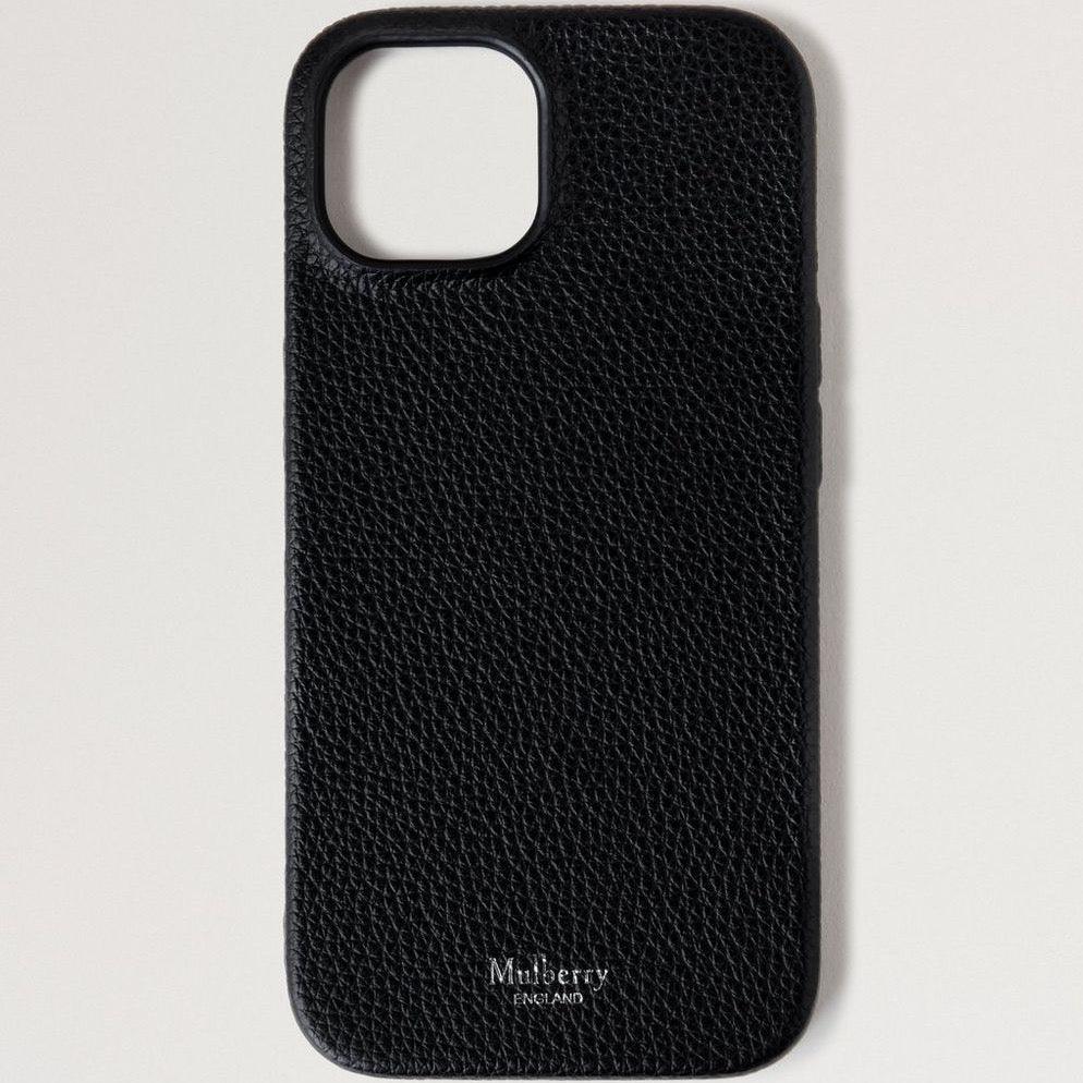 Mulberry Die iPhone 15-Hülle verfügt über einen eleganten schwarzen Lederbezug mit Struktur und geprägtem Logo, Modell RL8012205A100.