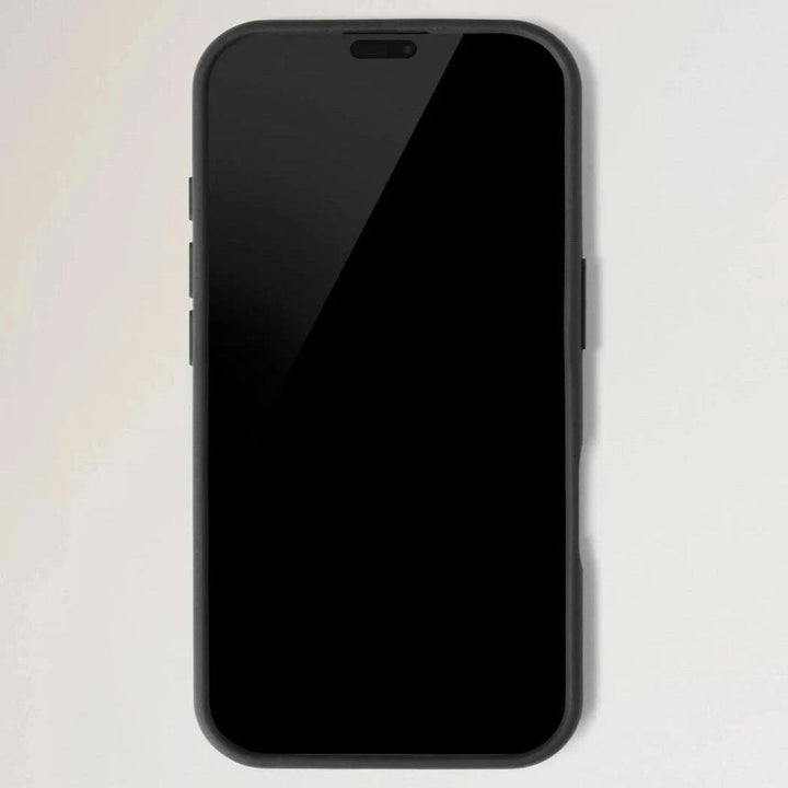 Mulberry Das iPhone 16 Cover Black zeigt ein schwarzes Cover im minimalistischen Design. Modell RL8713205A100.
