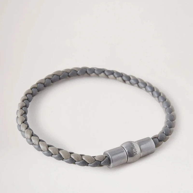 Mulberry Das Iris Unisex Woven Leather Bracelet zeigt ein gewebtes Lederarmband in Grautönen, Modell QB2375736C111.