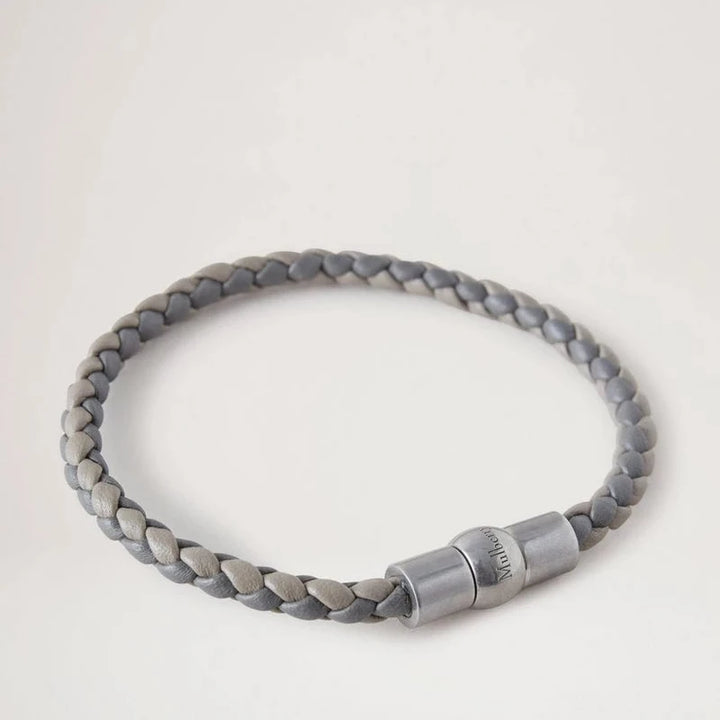 Mulberry Das Iris Unisex Woven Leather Bracelet zeigt ein gewebtes Lederarmband in Grautönen, Modell QB2375736C111.