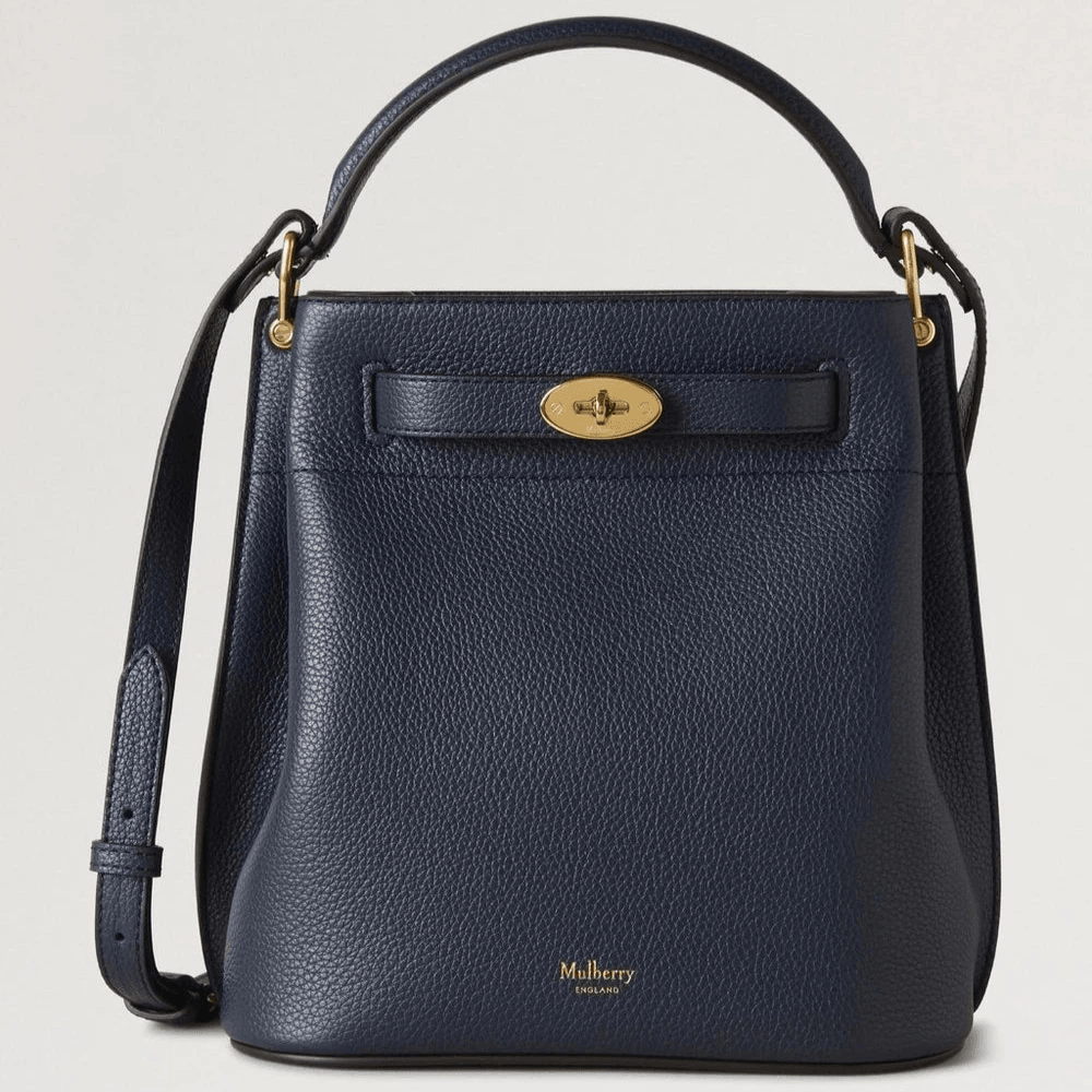 Mulberry Islington Bucket Small Classic Grain Night Sky besteht aus einer kleinen Tasche aus dunkelblauem Leder mit goldenen Beschlägen. Modell hh9390205u888.