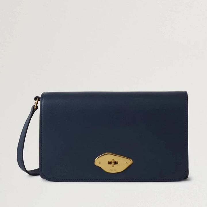Mulberry Lana Wallet on Strap High Gloss Leather Night Sky mit goldfarbener Schnalle aus glattem, dunkelblauem Leder. Modell RL8058615U888