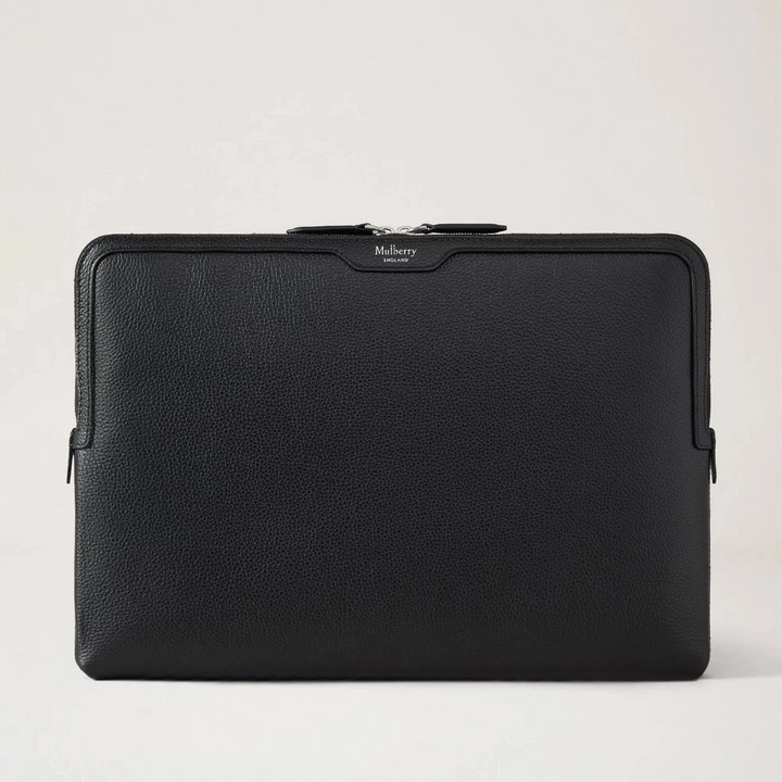 Mulberry Die Laptoptasche Black Small Classic Grain zeigt eine elegante Laptophülle aus schwarzem Leder, Modell RL8791205A100.