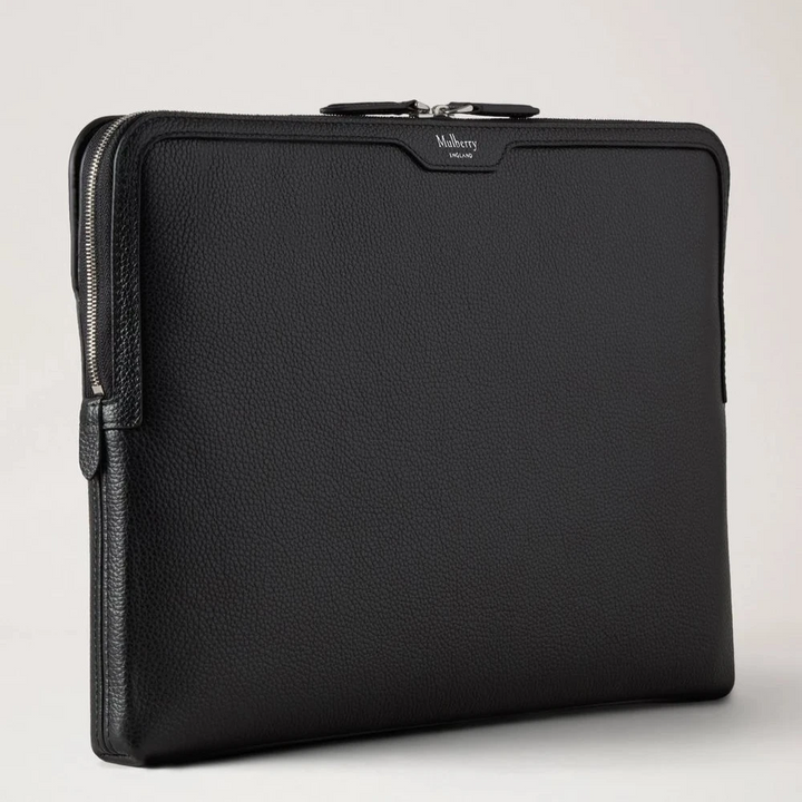 Mulberry Die Laptoptasche Black Small Classic Grain zeigt eine elegante Laptophülle aus schwarzem Leder. Modell RL8791205A100