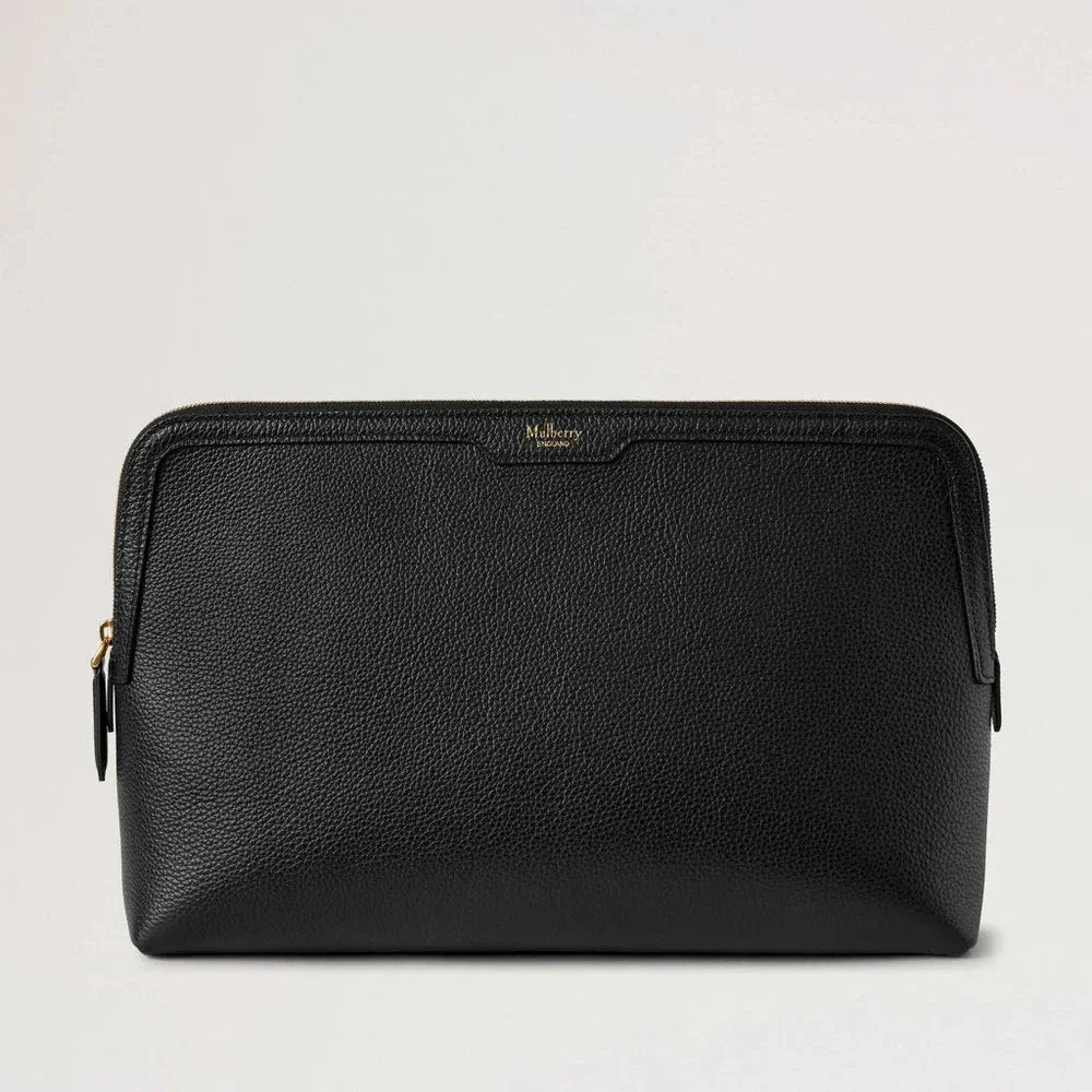 Mulberry Große Kosmetiktasche in Schwarz mit kleiner klassischer Narbung aus schwarzem Leder mit sichtbaren Golddetails. Modell RL8790205A100.