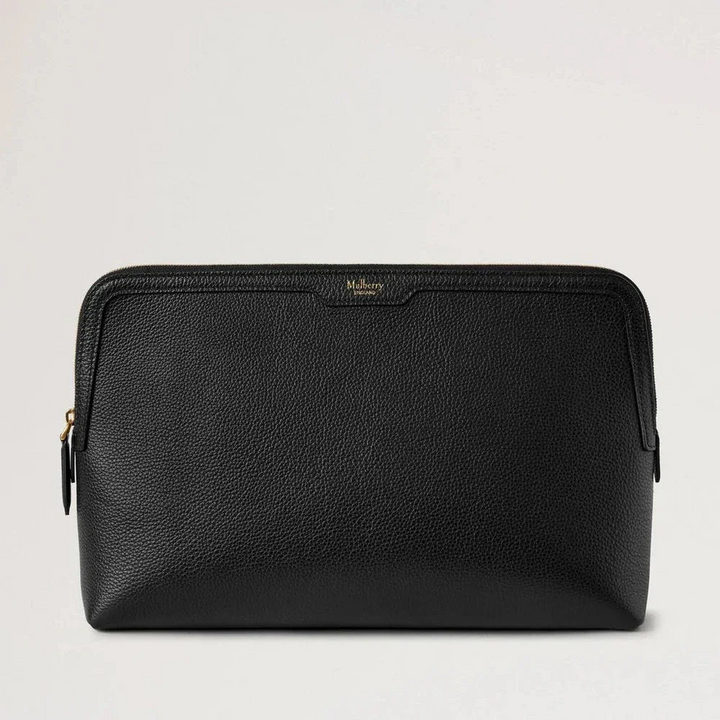 Mulberry Große Kosmetiktasche in Schwarz mit kleiner klassischer Narbung aus schwarzem Leder mit sichtbaren Golddetails. Modell RL8790205A100.