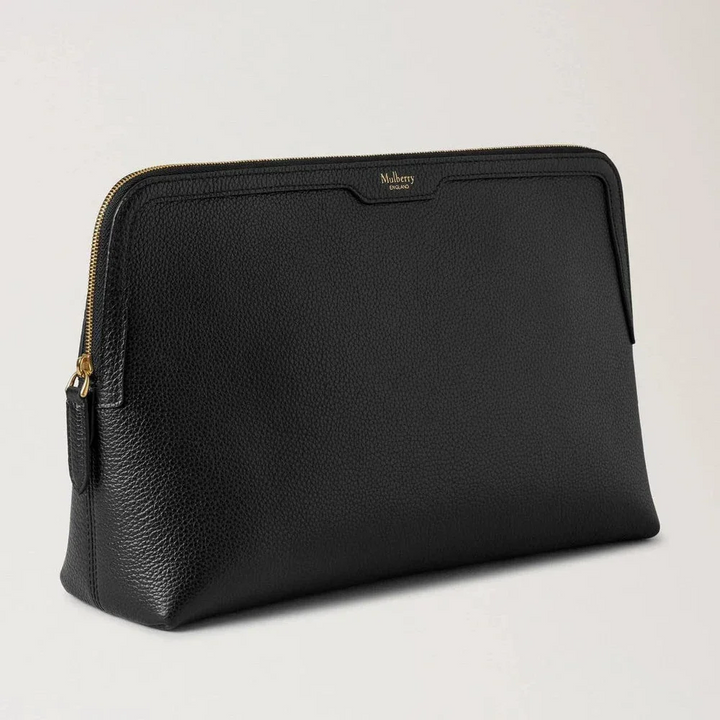 Mulberry Große Kosmetiktasche Schwarz Small Classic Grain zeigt große schwarze Kosmetiktasche aus Leder mit goldenem Reißverschluss. Modell RL8790205A100.