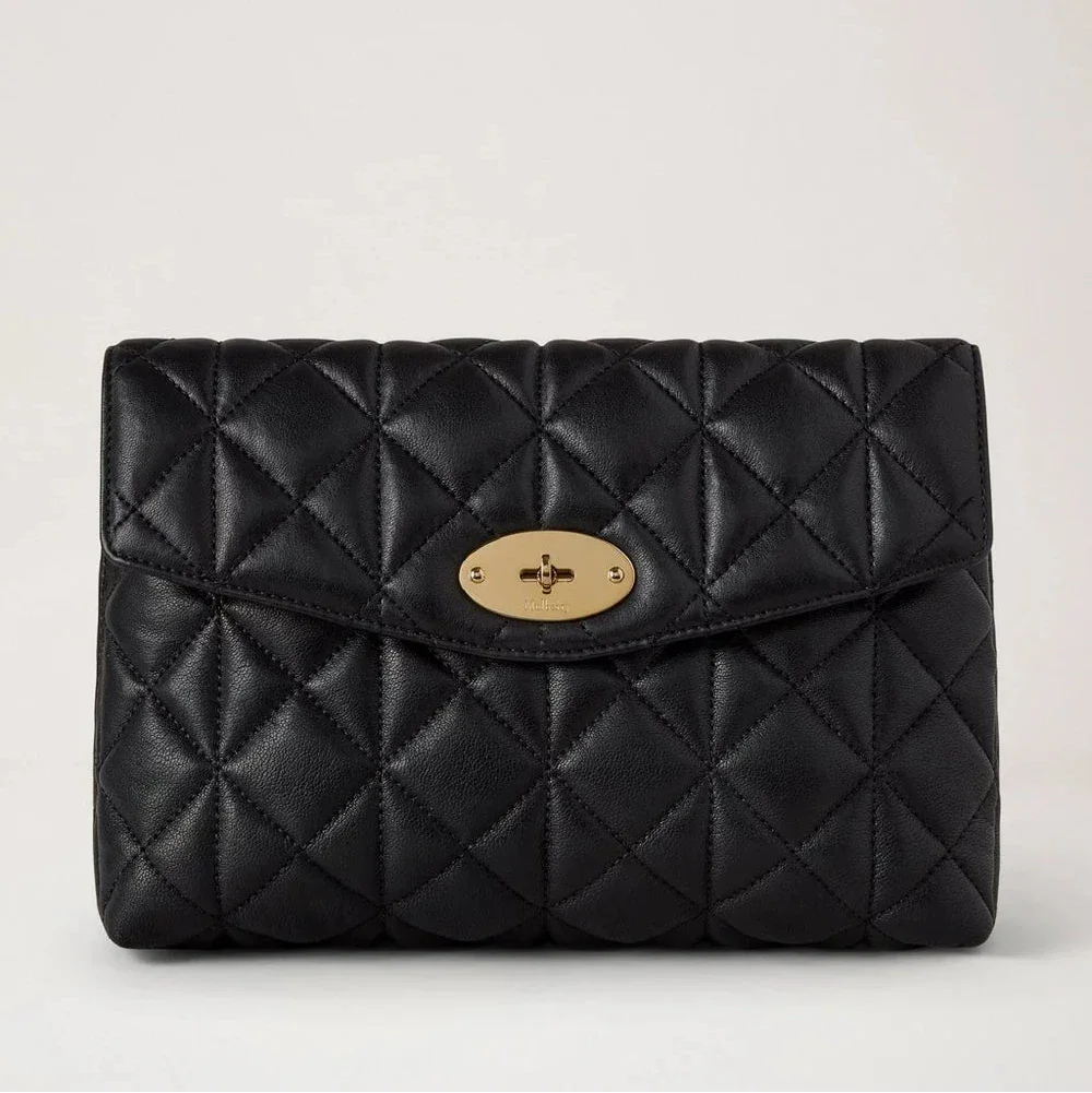 Mulberry Groß Darley Cosmetic Pouch zeigt eine schwarze, gesteppte Kosmetiktasche aus Leder mit goldenen Details. Modell RL8897676A100