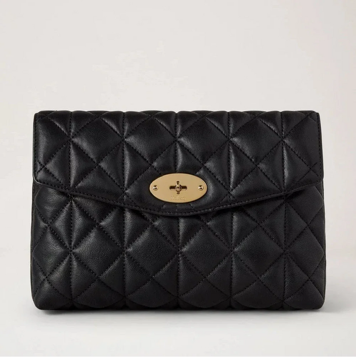 Mulberry Groß Darley Cosmetic Pouch zeigt eine schwarze, gesteppte Kosmetiktasche aus Leder mit goldenen Details. Modell RL8897676A100