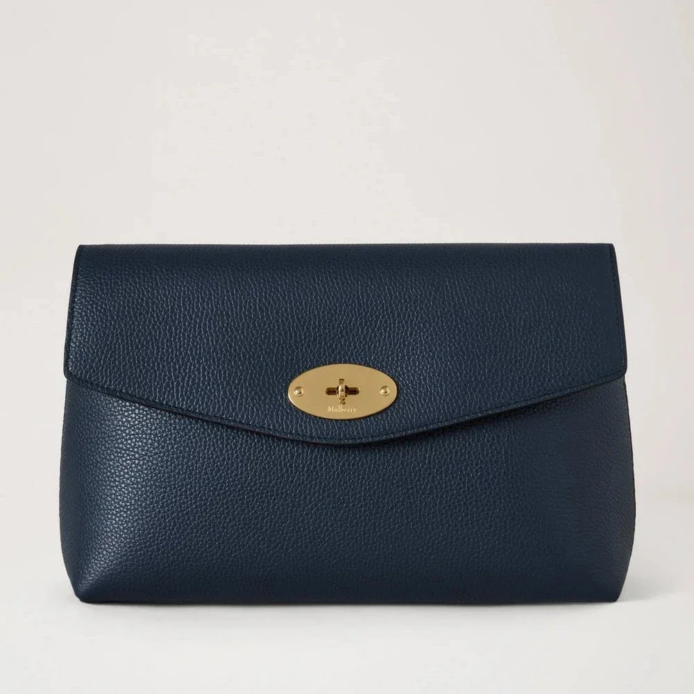 Mulberry Groß Darley Kosmetiktasche Night Sky Small Classic Grain aus dunkelblauem Leder mit goldener Schnalle. Modell RL5078205U888