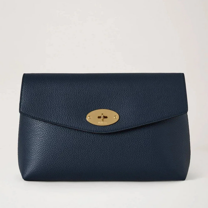 Mulberry Groß Darley Kosmetiktasche Night Sky Small Classic Grain aus dunkelblauem Leder mit goldener Schnalle. Modell RL5078205U888