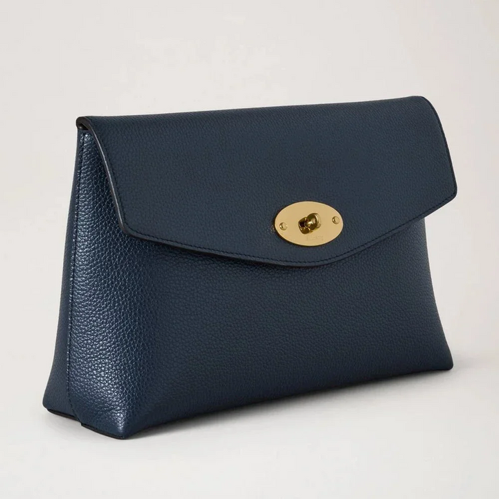 Mulberry Groß Darley Cosmetic Pouch zeigt eine dunkelblaue Kosmetiktasche aus genarbtem Leder mit goldfarbenem Verschluss. Modell RL5078205U888.