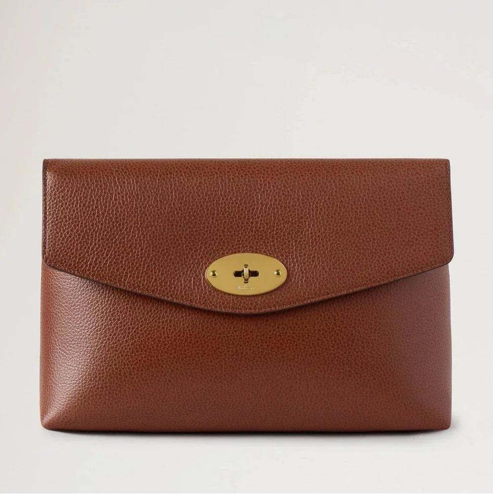 Mulberry Groß Darley Kosmetiktasche Oak Small Classic Grain aus braunem Leder mit goldener Schnalle. Modell RL8853552G110
