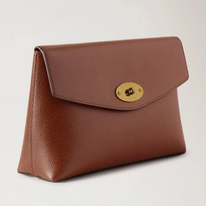 Mulberry Groß Darley Kosmetiktasche Oak Small Classic Grain zeigt Kosmetiktasche aus braunem Leder mit goldener Schnalle. Modell RL8853552G110