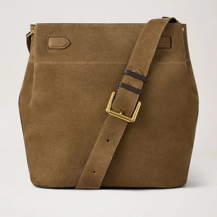 Mulberry Groß Islington Bucket Salcombe Sand Suede präsentiert in einem einzigen Studio eine hellbraune Wildleder-Umhängetasche. Modell HH9883047P705.