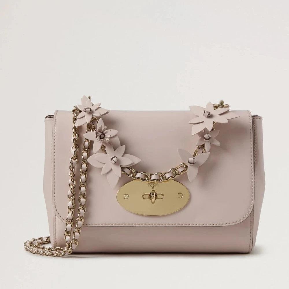 Mulberry Lily Blossom Pink Soft Patent and Flowers, Umhängetasche aus rosa Lack mit Goldkette, Modell HH9731710J002-1.